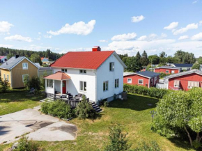 Guestly Homes - 4BR Villa with 3 Levels & Sauna, Piteå